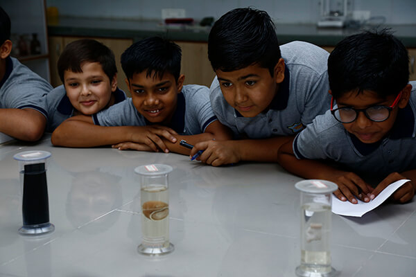 DCIS - Children Experimenting